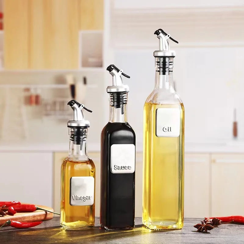 Leak-proof kitchen sauce bottle with precision nozzle for sauces